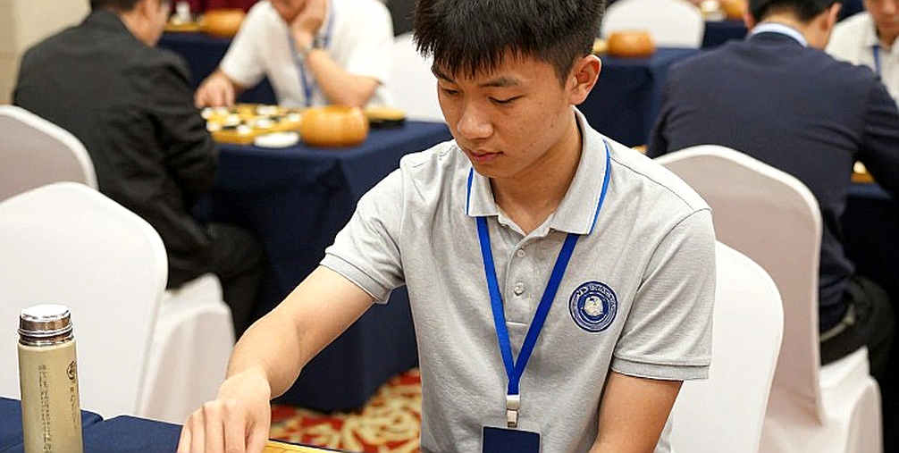 Yu Yangyi thắng Ding Liren ở Shenzhen Masters: kết quả thật nằm sau lớp sương mù thông tin