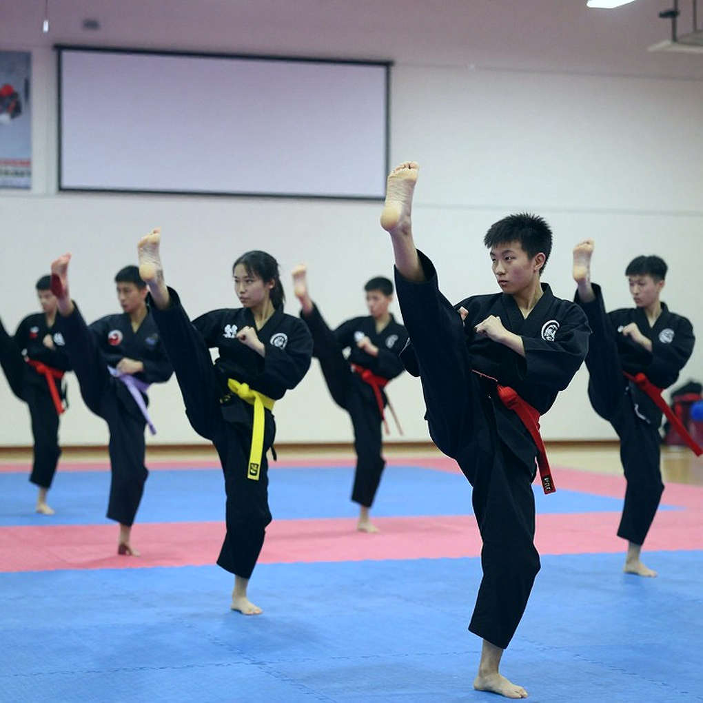 Ba thế giới dưới một ánh đèn: Ranh giới bị xóa nhòa của thể thao đối kháng