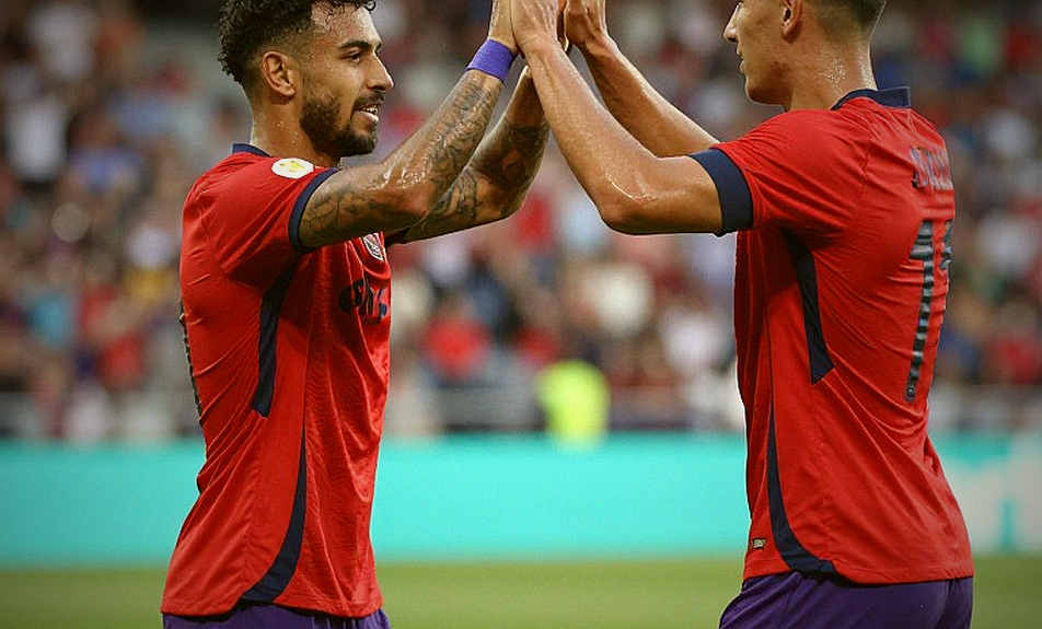 Thẻ đỏ phút 23, bàn thắng bị VAR lật ngược: Manchester United đang tự lừa mình